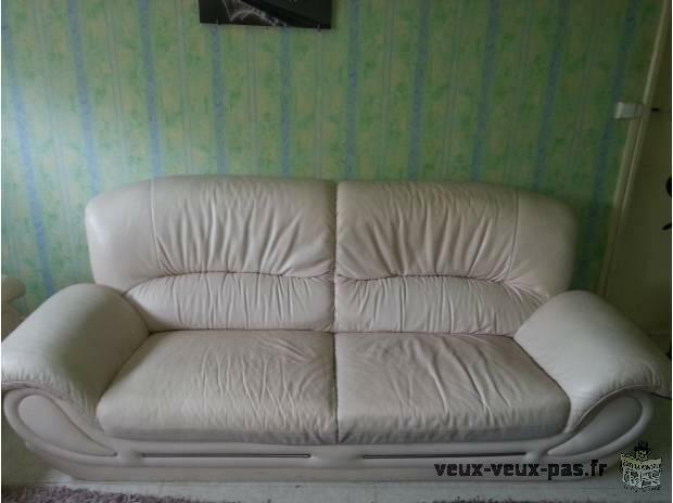 A DONNER CANAPE EN CUIR BLANC CASSES ( 3 places)