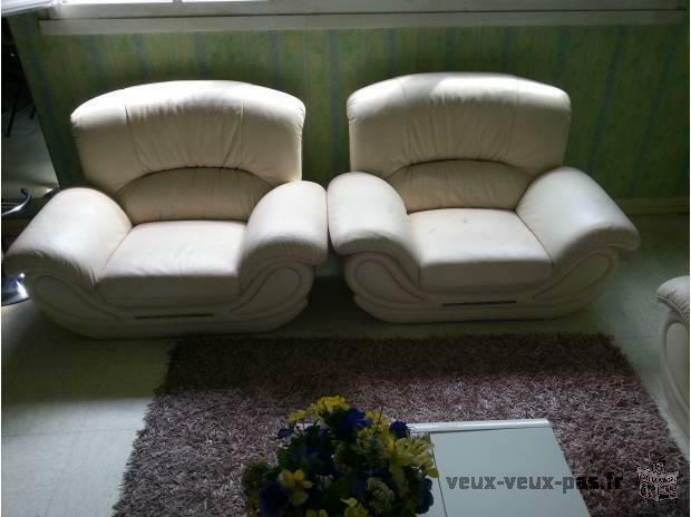 A DONNER CANAPE EN CUIR BLANC CASSES ( 3 places)