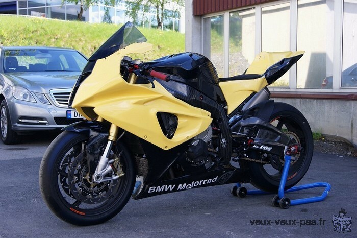 BMW S1000RR racing