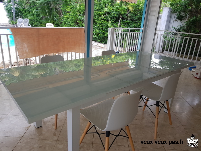 Extendable dining table