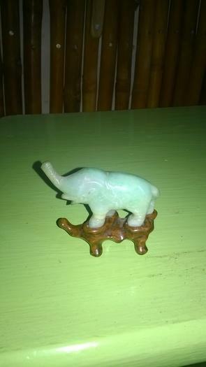 TRÈS BELLE PIÈCE Jolie éléphant en jade sur socle