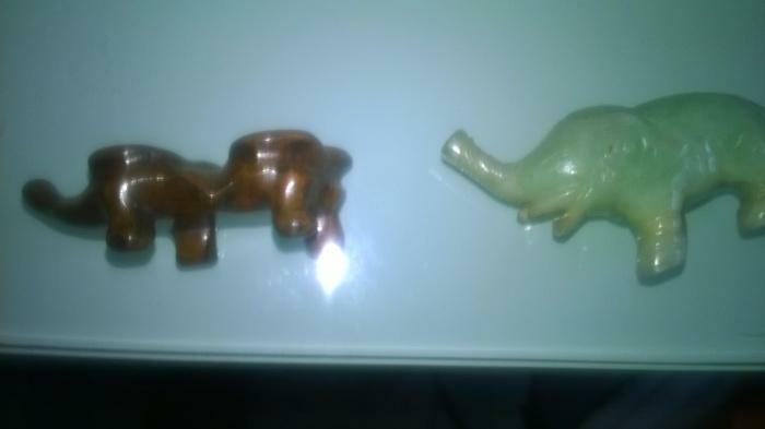 TRÈS BELLE PIÈCE Jolie éléphant en jade sur socle