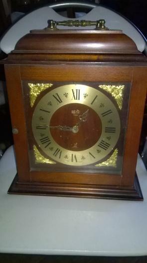 ANCIENNE Horloge en état de marche Avec mécanisme à pile Marque JAZ 4 JEWELS 33 cm de haut 25 cm