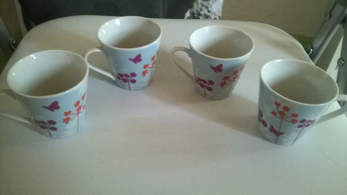 4 jolies tasses marque AFIBEL