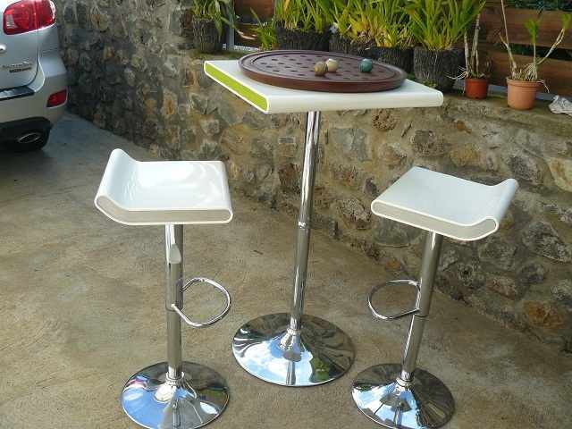 table haute avec tabourets etboulier