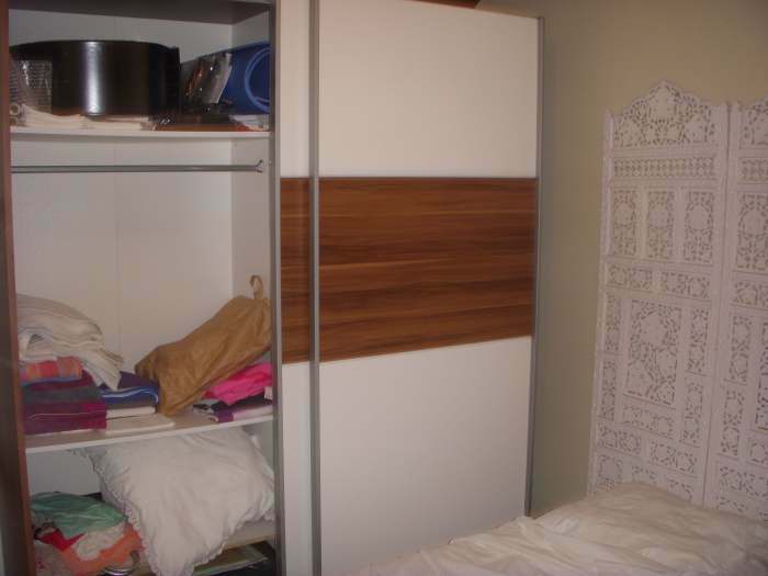 Vends armoire-penderie neuve à portes coulissantes