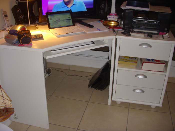 Vends bureau + pèse-personne + coussins + étagère métallique + rideaux de douche