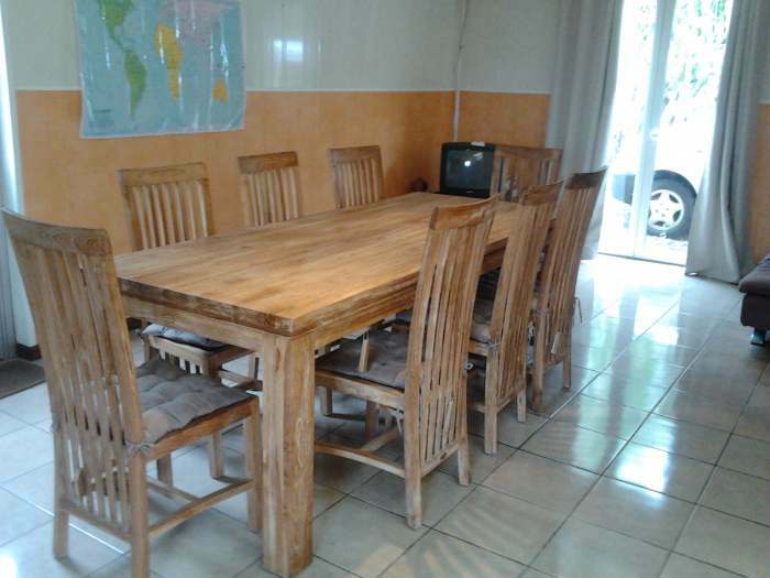 table salle à manger en teck massif +8 chaises assorties