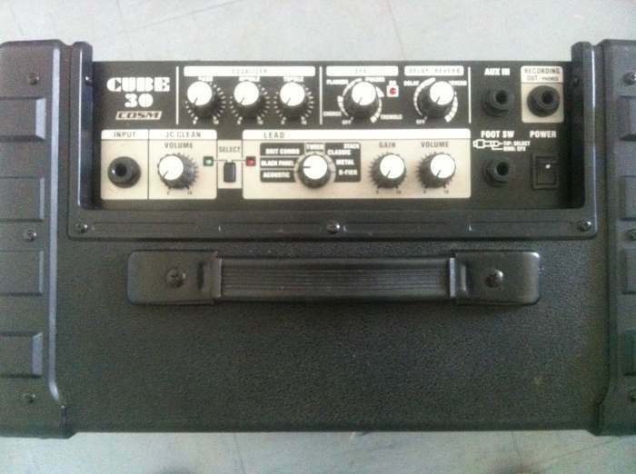 Vend ampli guitare roland cube peu servi