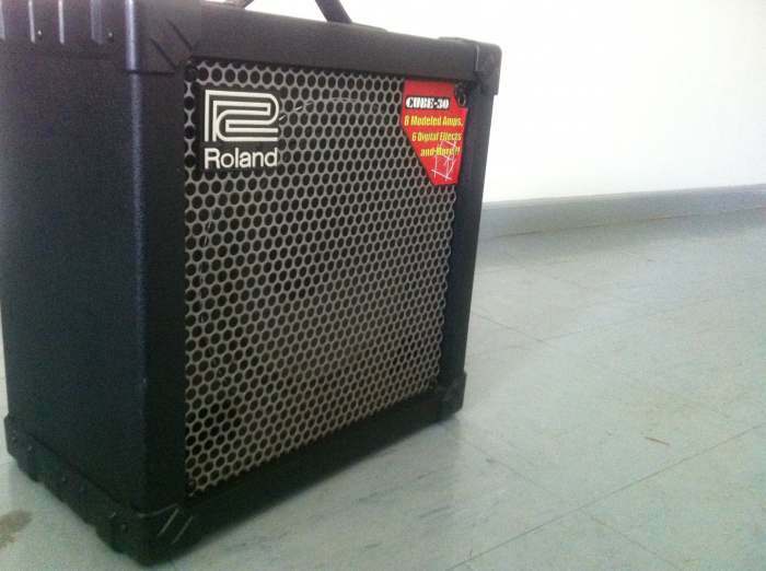 Vend ampli guitare roland cube peu servi