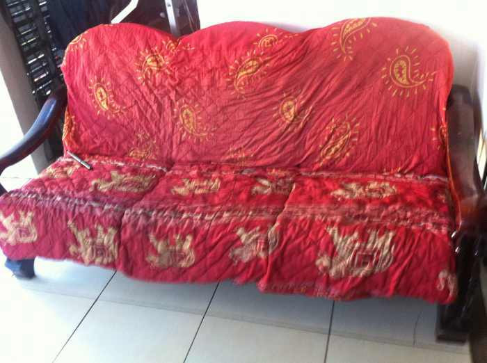 vend fauteuil 3 places en bois 80e A DEBATTRE