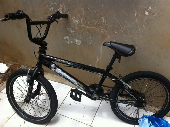 vend vélo bmx noir 120e A DEBATTRE