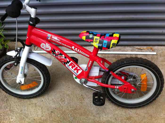 vend velo enfant cars 100e A DEBATTRE