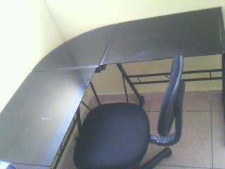 Vends bureau d'angle en verre + chaise sur roulette