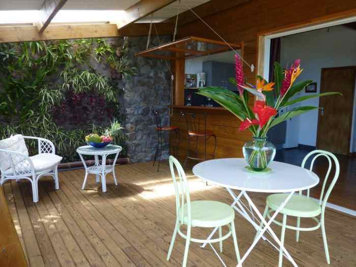 maisonnette en bois neuve avec vue sur l'océan indien