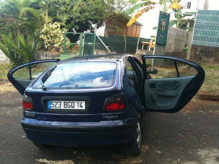 URGENT VENDS MEGANE ANNEE 1999