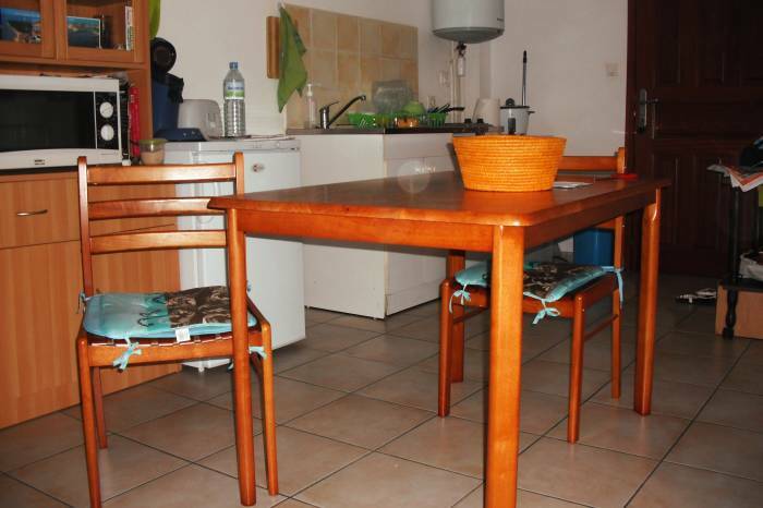 table en bois + 4 chaises