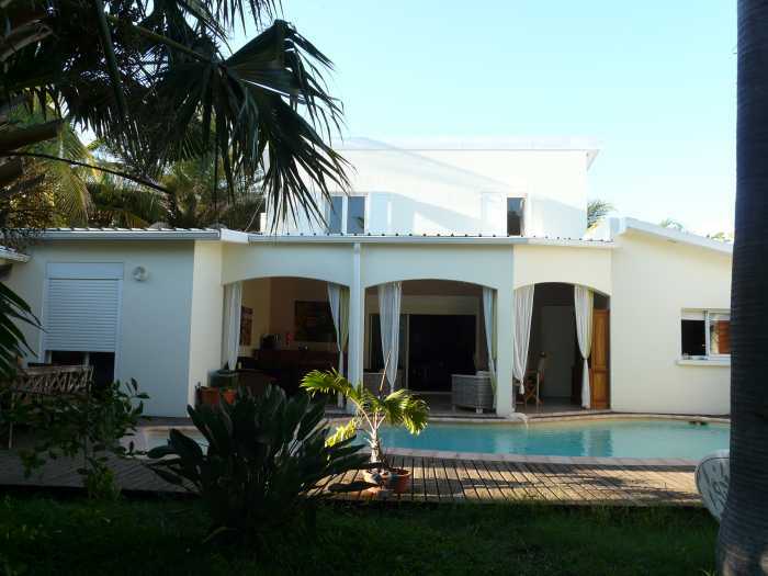 Très belle villa en bordure de rivière avec piscine