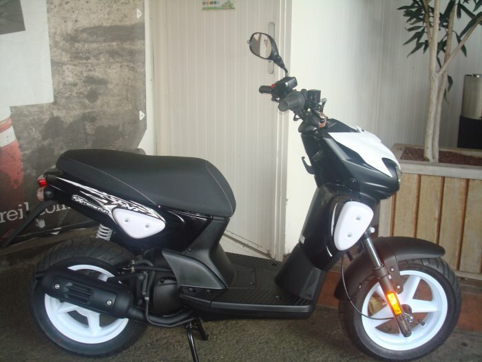 vends scooter MBK stunt nacked neuf