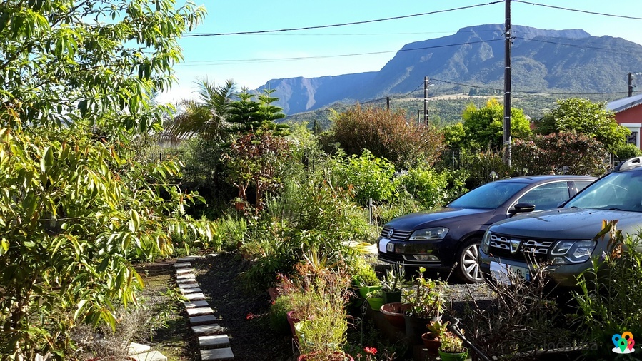 • une maison en proximité avec la nature avec 4 chambres, garage et jardins