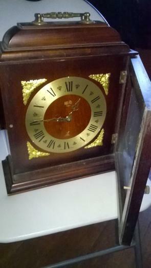 ANCIENNE Horloge en état de marche Avec mécanisme à pile Marque JAZ 4 JEWELS 33 cm de haut 25 cm